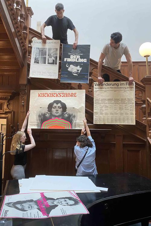 Aufbau der Sektion „Optische Literatur“ mit Plakaten der LCB-Filmproduktionen „Veränderungen im Film“ (1965), „Der Findling“ (1966), „Kuckucksjahre“ (1967) und „Logik des Gefühls“ (1982). Auf dem Flügel das Plakat zu „Von wegen Schicksal“ (1978).