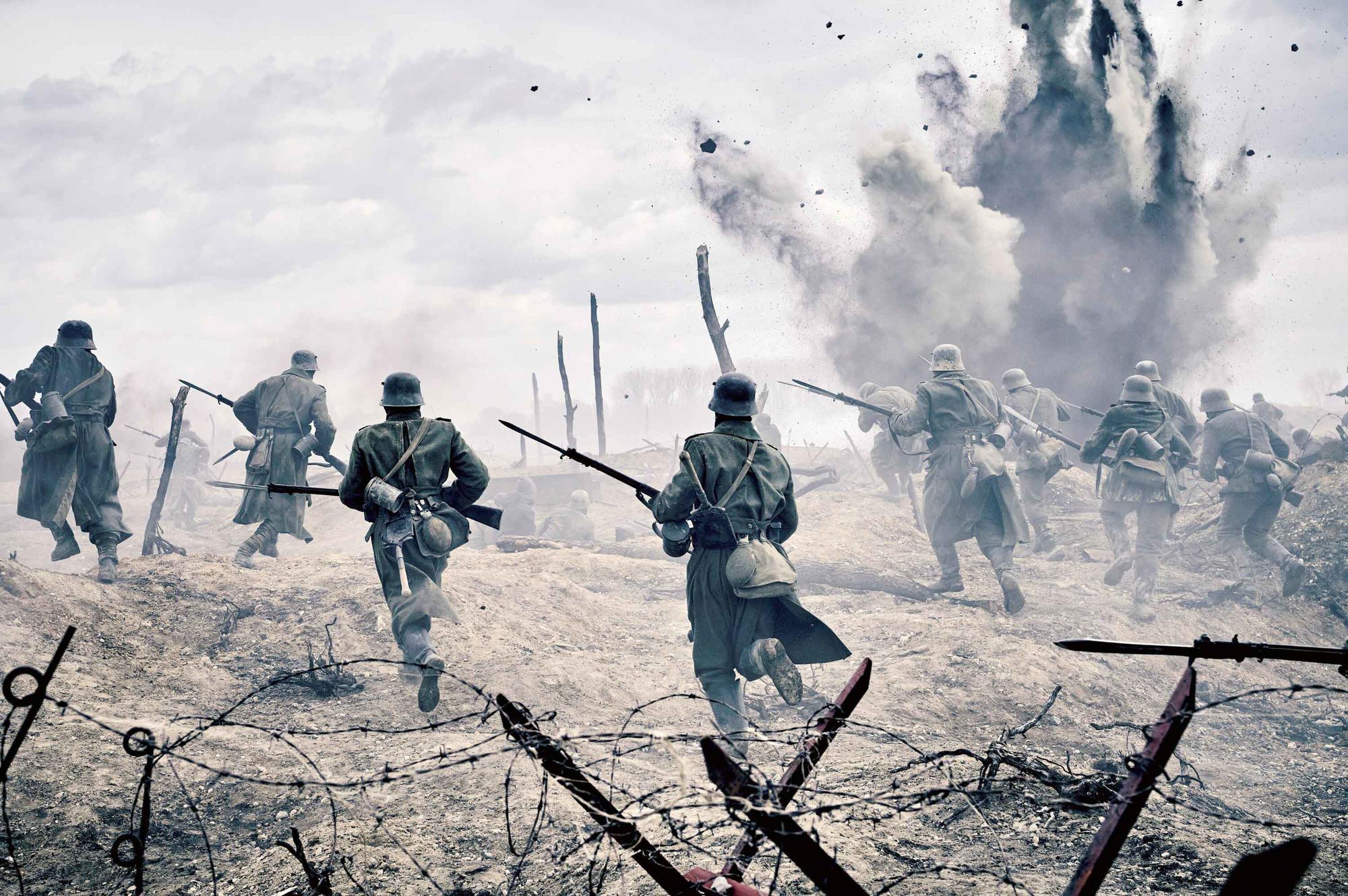 Ohrenbetäubendes Getose über dem Schlachtfeld: Szene aus dem Film „Im Westen nichts Neues“.