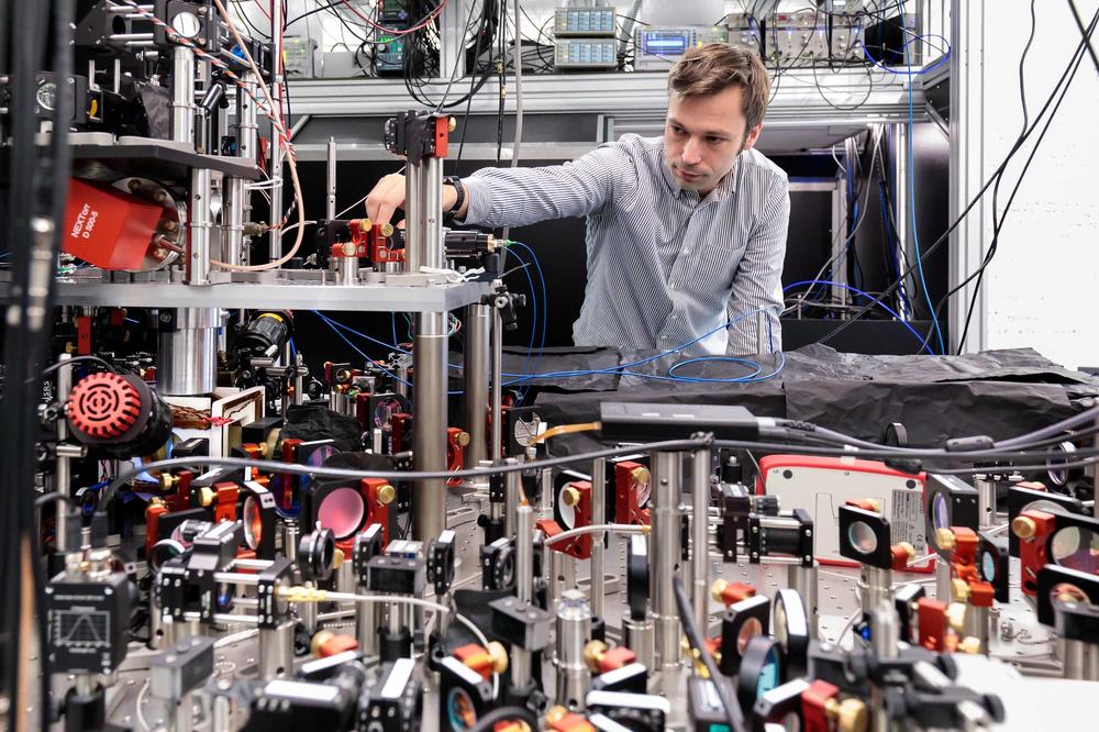 Zukunft Quantencomputer: Hannes Bernien in seinem Labor an der Universität Chicago