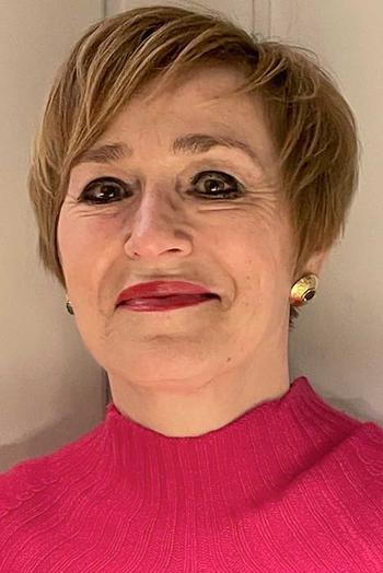 Porträtfoto von Sabine Kropp im roten Rollkragenpullover