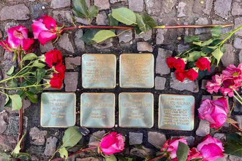 In Erinnerung an die Familie Najman verlegte Stolpersteine. Studierende des Masterstudiengangs Public History haben die Geschichte der Familie mitrecherchiert.