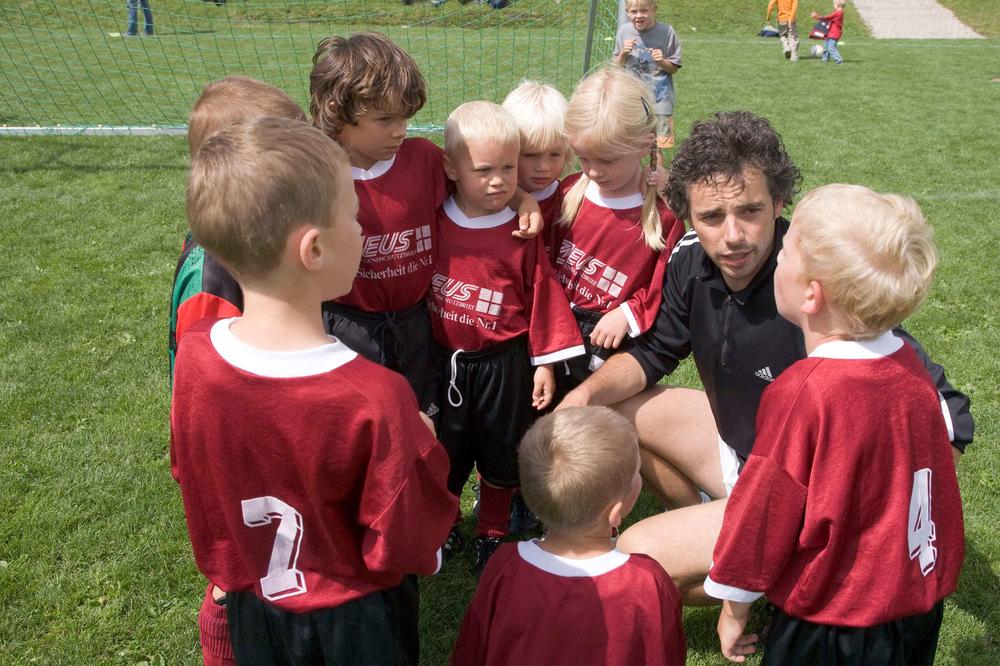 Auch Sportvereine sind Bildungsorte. Dort lernen Menschen Regeln des guten Miteinanders von klein auf.