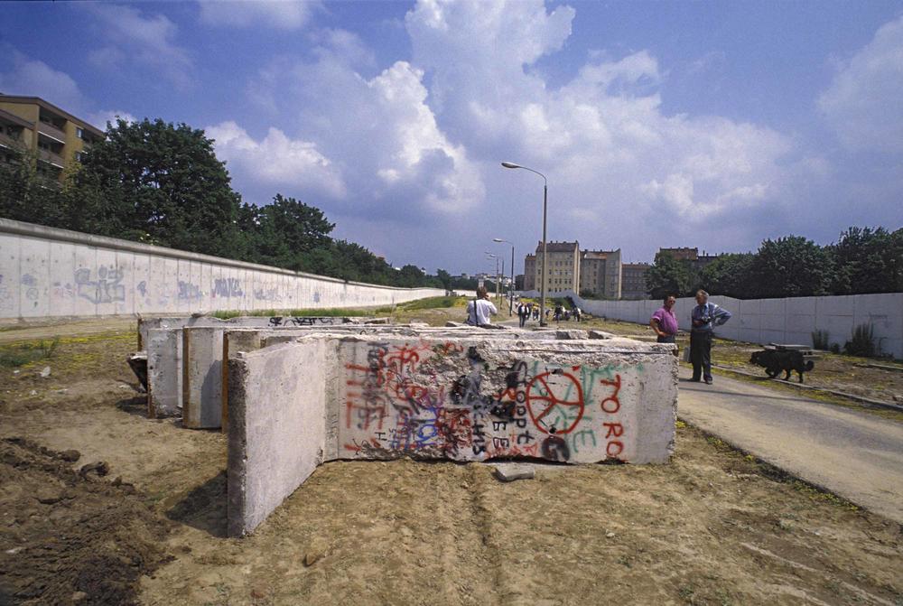 Mauerrückbau. Im Juni 1990 wird mit dem systematischen Abriss der Grenzbefestigungsanlagen an der Berliner Mauer begonnen, wie hier an der Bernauer Straße im Bezirk Berlin-Wedding.