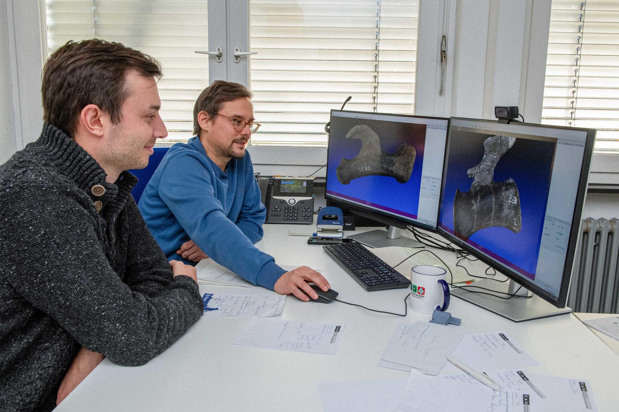 Emanuel Tschopp (re.) und Tom van der Linden analysieren digitale Knochenmodelle bis ins kleinste Detail.