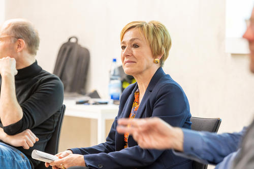 Prof. Dr. Sabine Kropp leitet die Arbeitsstelle Politisches System der Bundesrepublik Deutschland am Otto-Suhr-Institut für Politikwissenschaft der FU Berlin und ist zentrale Ombudsperson für gute wissenschaftliche Praxis.