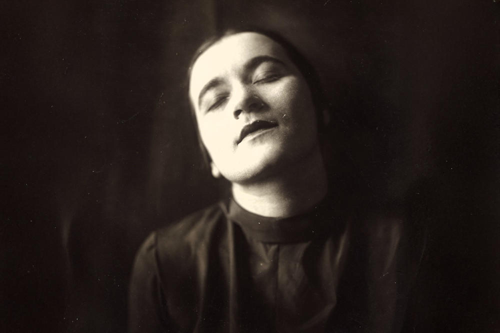 Randfiguren und existenziellen Themen widmete sich Valeska Gert auf der Bühne auf nie dagewesene Weise, etwa in einem Tanz mit dem Namen „Der Tod“.