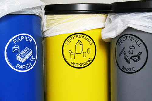 "Wo kommt noch mal was rein?" - diese Frage gehört der Vergangenheit an. Durch farbige Mülleimer wird die Wertstofftrennung an der Freien Universität künftig erleichtert.