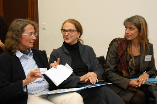 Professorin Brigitta Schütt, Vizepräsidentin der Freien Universität, Dr. Martina van de Sand, geschäftsführende Direktorin der Dahlem Research School und Christine Kurmeyer, Leiterin des Dual Career Netzwerk Berlin (v.l.n.r.).