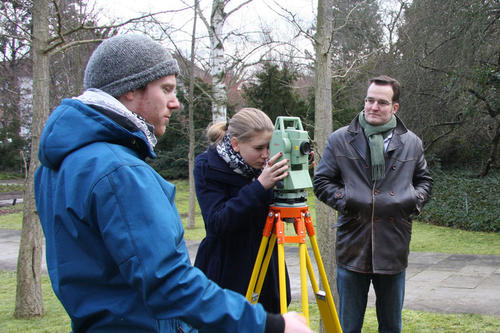 Die Schülerin Zoë vermisst unter Anleitung eines wissenschaftlichen Mitarbeiters die Pergola im Hof des DAI.