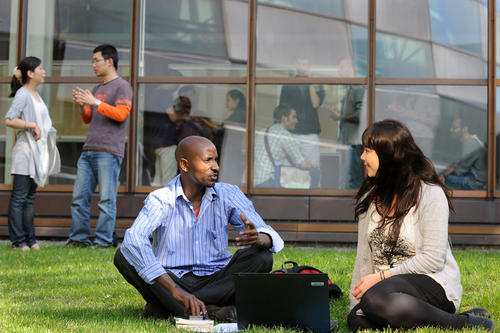 C wie Campus: Rund 28 500 Studierende aus aller Welt sind an der Freien Universität immatrikuliert. Etwa 3500 Studienanfänger starten in den kommenden Tagen. Herzlich willkommen!