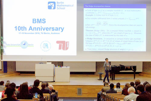 Professorin Claire Voisin bei ihrem Hauptvortrag. Die französische Mathematikerin ist Directrice de Recherche am Institut de mathématiques de Jussieu der Universität Paris VI (Pierre et Marie Curie).