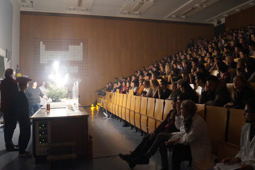 Advent, Advent.... und wenn der Tannenbaum brennt, keine Sorge: Das Schülerlabor NatLab des Fachbereichs Biologie, Chemie und Pharmazie hat zur Weihnachtsvorlesung geladen.