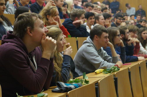 ... steigt auch die Spannung im Hörsaal.