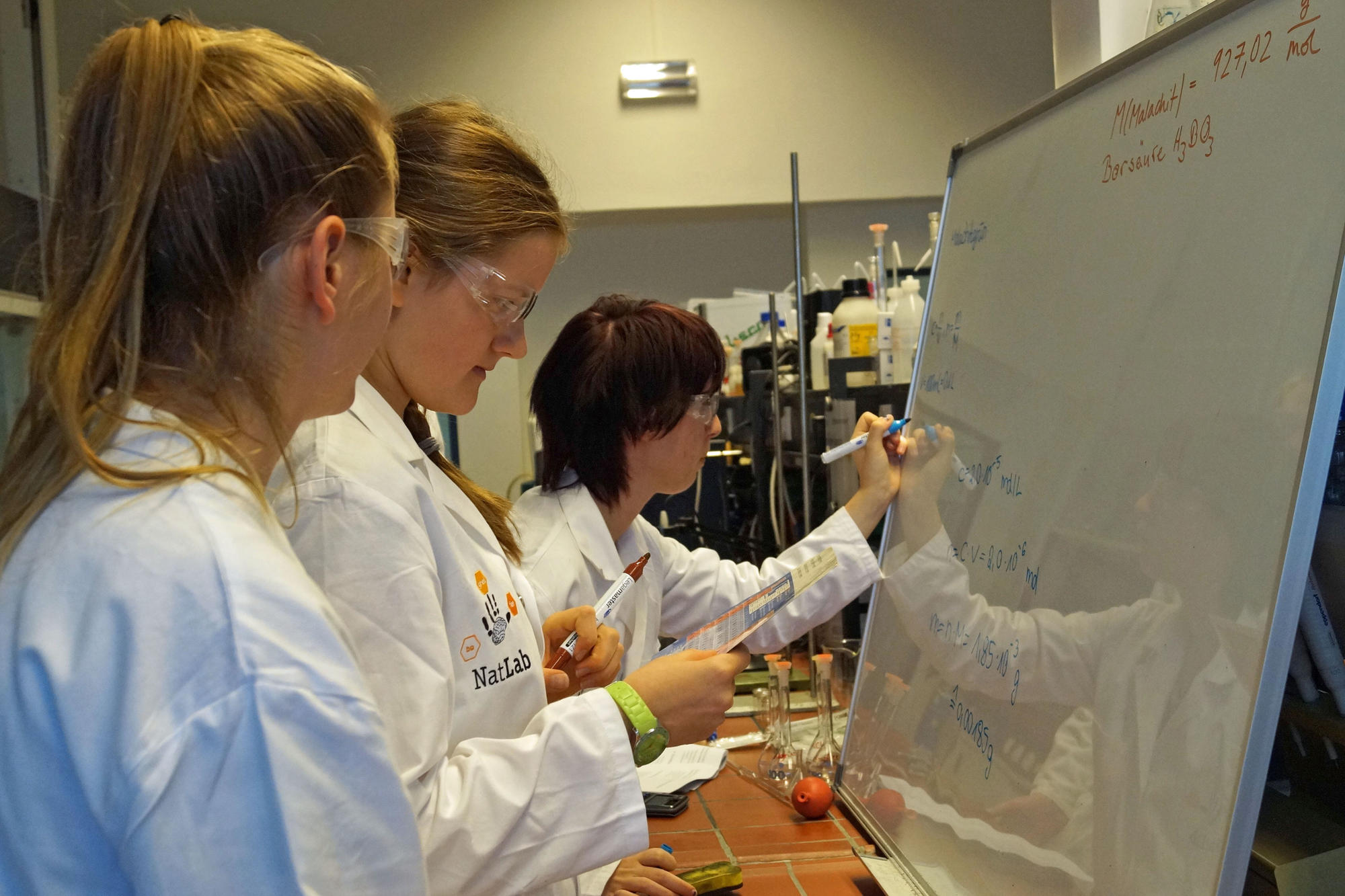 Schülerinnen bei der Versuchsplanung.