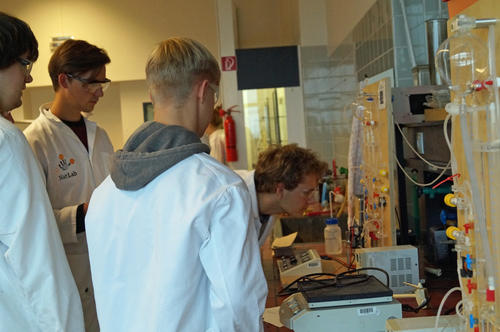 Die studentischen Hilfskräfte, wie Julius Frotscher (l.), gaben Hilfestellung, wenn nötig.