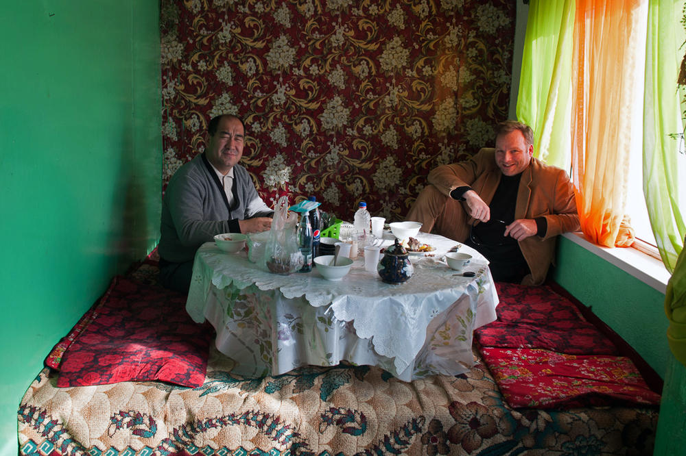 Im Gespräch über den Frieden: Jan Koehler (re.) spricht mit Kanybek Abduvasitovich Isakov, dem Rektor der Staatlichen Universität Osch in Süd-Kirgistan, über ethnische Spannungen in der Region.