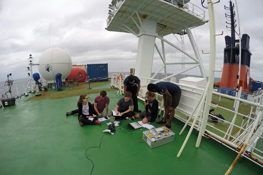 Meeresforschung ganz praktisch: Weltraumwissenschaftler der Freien Universität erklären Studierenden die satellitengestützte Fernerkundung auf hoher See.