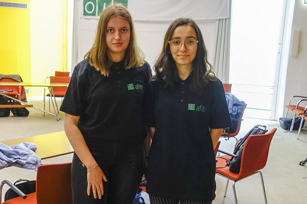 Megisjana Rami (r.) und Megi Dauti (li.) im afib-Outfit.