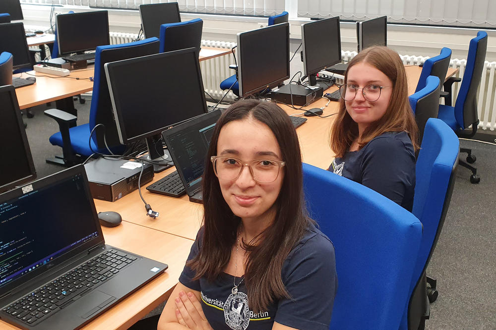 Megisjana Rami (vorne) und Megi Dauti haben ihr großes Ziel erreicht: Sie werden an der Freien Universität Berlin zur Fachinformatikerin ausgebildet.