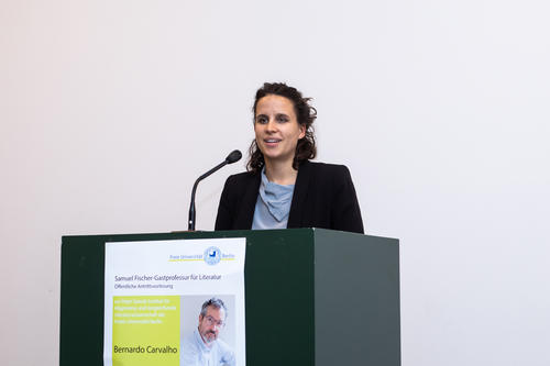 Leonie Achtnich, wissenschaftliche Mitarbeiterin am Peter Szondi-Institut, gab in das Werk des brasilianischen Schriftstellers eine Einführung.