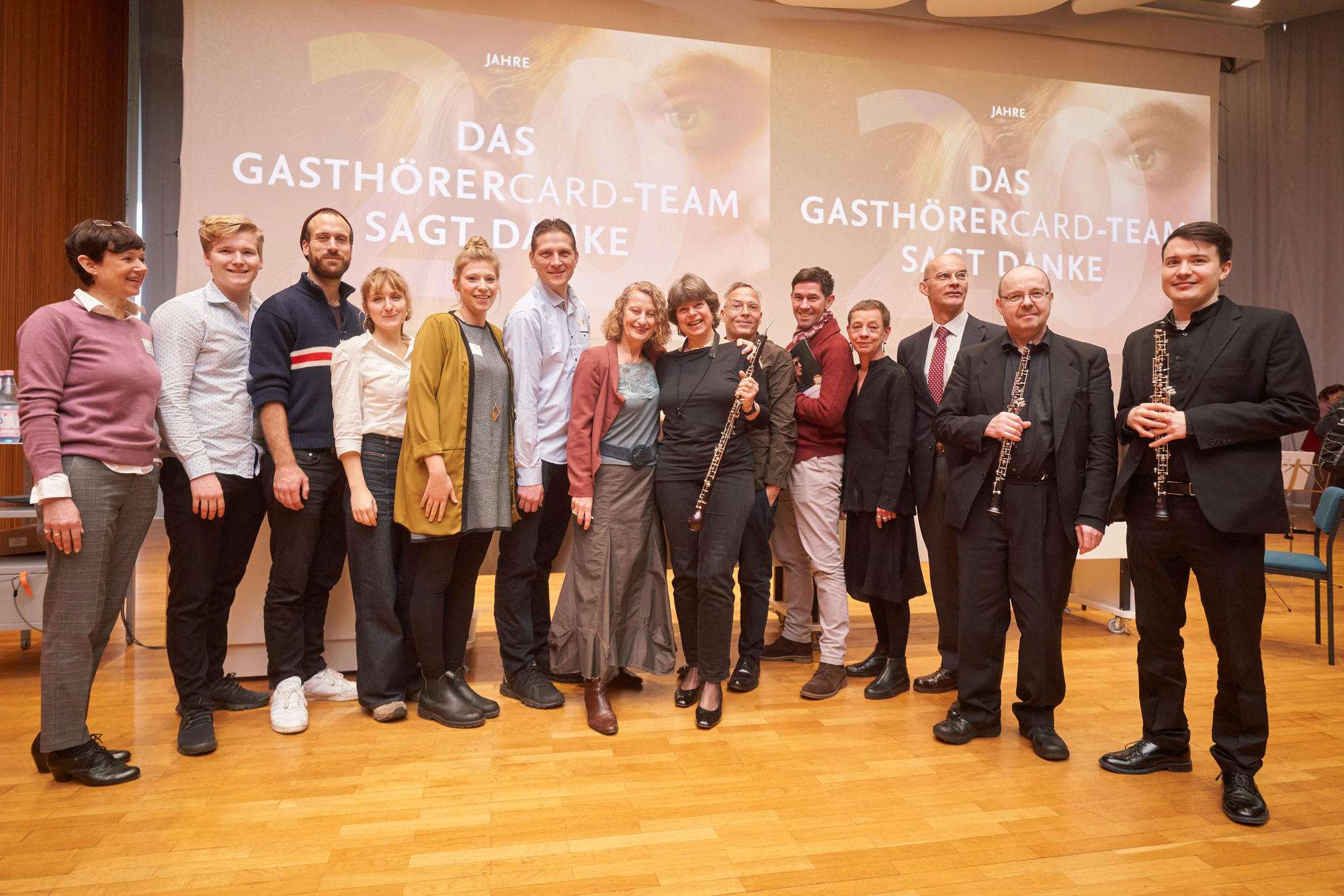 Jubiläumsfeier: Felicitas Wlodyga (7. v. l.) mit dem GasthörerCard-Team und Beatrice Szameitat, Jan Maruhn, Thomas R. Hoffmann, Kolja Kohlhoff und Matthias Vollmer vom Art-Programm sowie zwei Musikern.