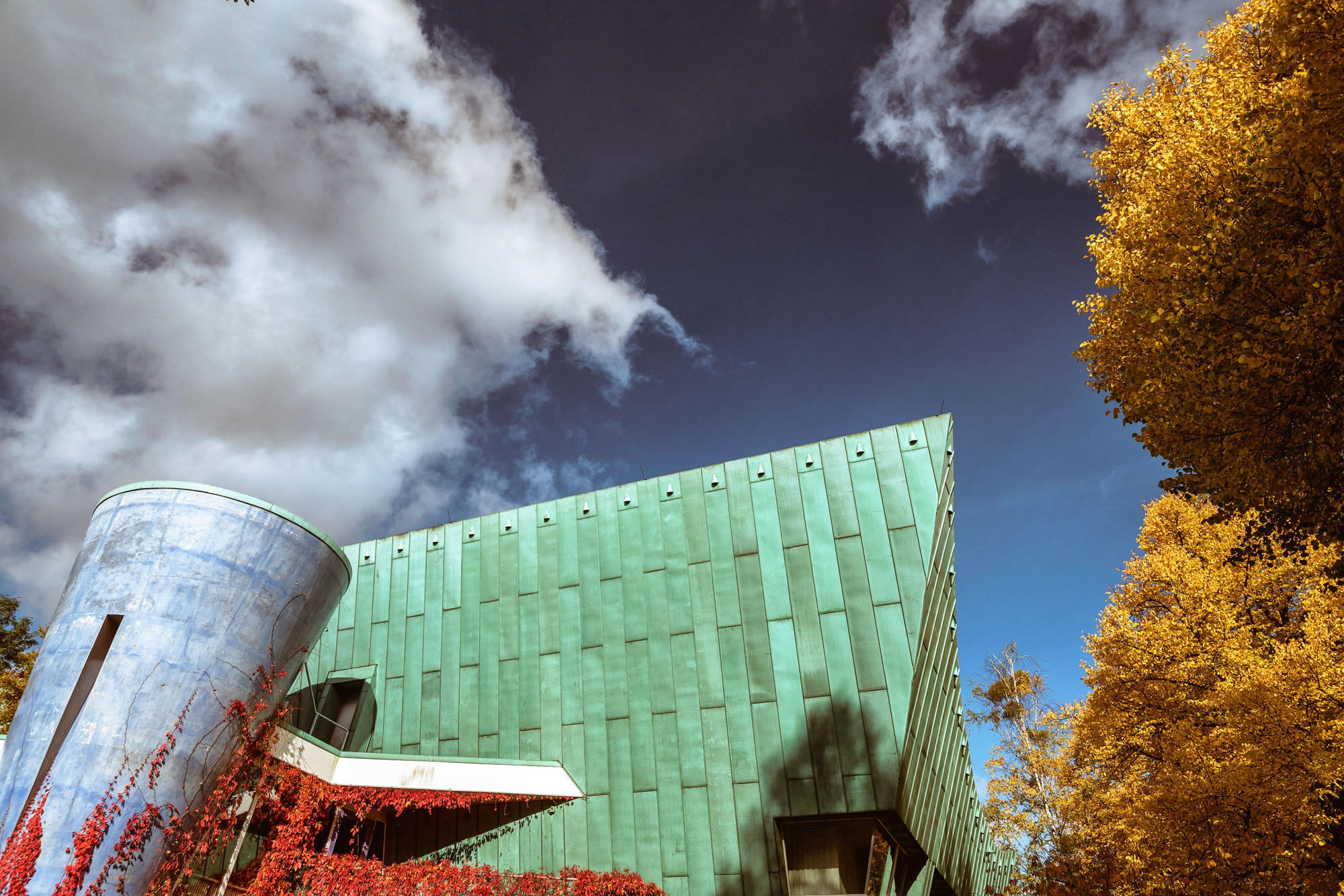 Seit Juli 2000 Sitz des Weiterbildungszentrums der Freien Universität Berlin: der von den Architekten Thomas Wolf und Adolf Dörfler entworfene Gebäudekomplex in der Otto-von-Simson-Straße 13 in Berlin-Dahlem.