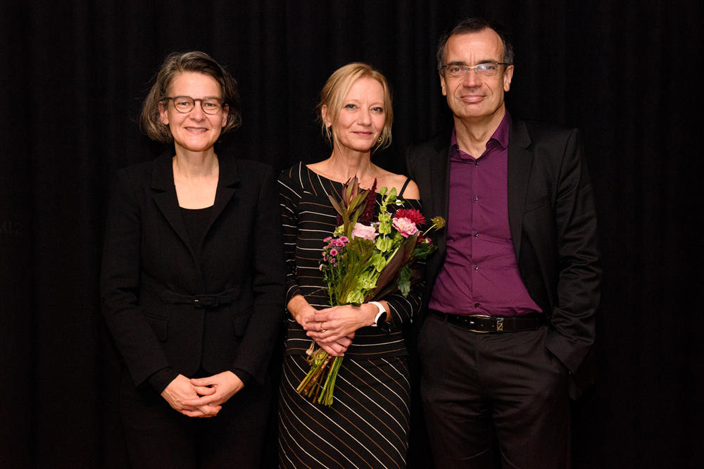 Karin Betz (Mitte) mit Susanne Strätling (links), Professorin für Allgemeine und Vergleichende Literaturwissenschaft an der Freien Universität Berlin, und Ulrich Blumenbach (rechts), Vorstandsmitglied des Deutschen Übersetzerfonds