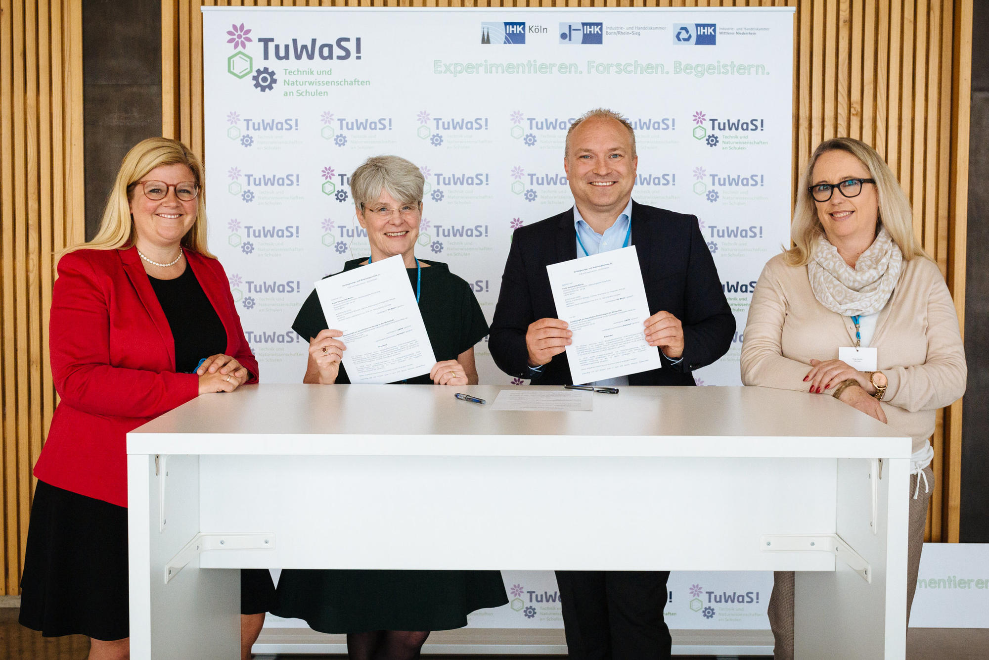 Beim Netzwerktreffen in Köln wurde der Kooperationsvertrag um weitere vier Jahre verlängert: Daniela Perner (IHK mittlerer Niederrhein), Petra Skiebe-Corrette (Freie Universität), Christopher Meier und Tina Gerfer (IHK Köln, v.l.n.r.).