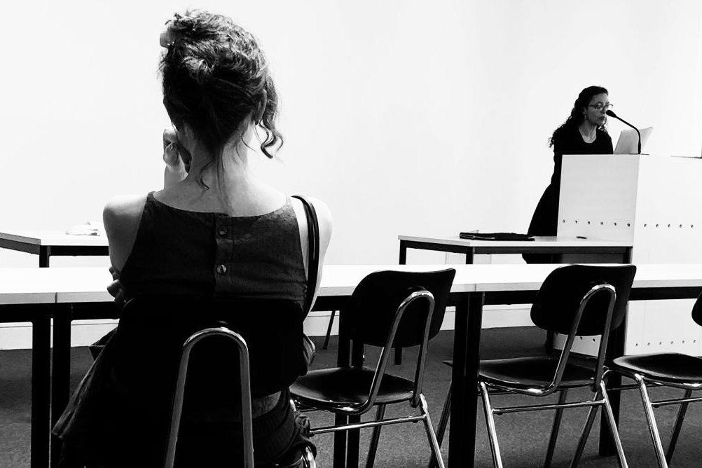 Eine Frage der Perspektive. Lina Meruane (r.) erläuterte im Rahmen ihrer Antrittsvorlesung ihre Überlegungen zur Lesbarkeit von Gesichtern.