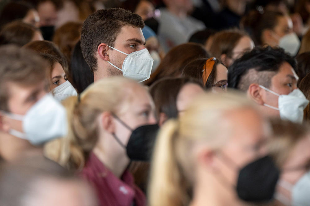 Eine Maskenpflicht gibt es derzeit nicht, aber das Tragen einer Maske wird dringend empfohlen.