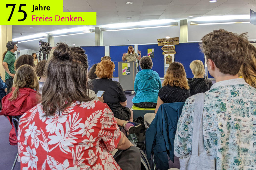 Zehn mal 7,5 Minuten Geschlechterforschung an der Freien Universität: Philosophieprofessorin Manon Garcia beim Open Mic.