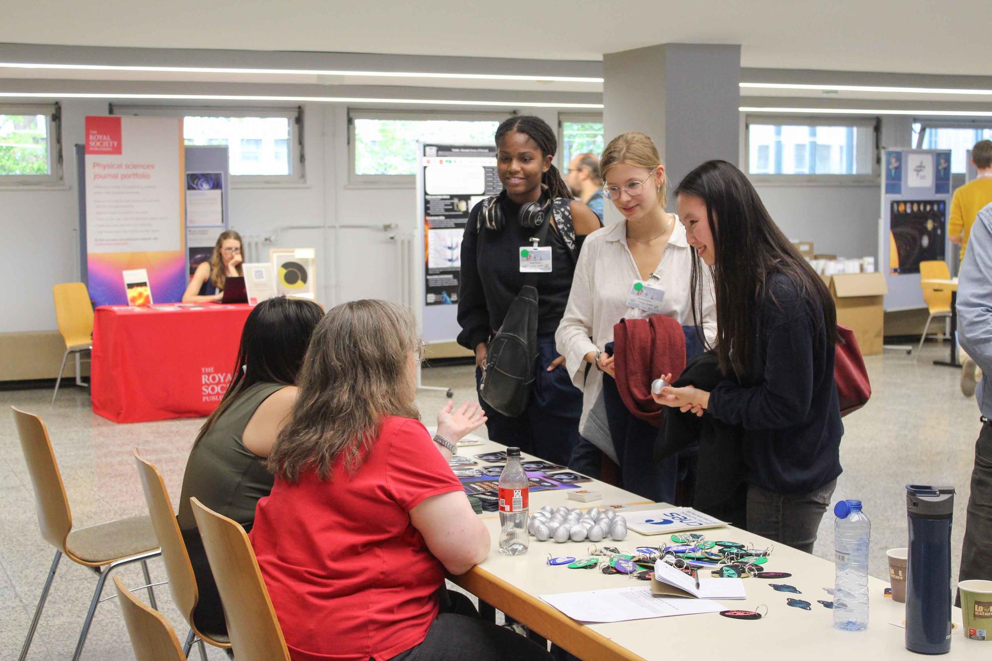 Wie lang dauert eine Weltall-Mission? Wie groß ist das Team? Wie finanziert man eine Idee? Auf Fragen wie diese haben die Schülerinnen beim Beusch in Dahlem Antworten bekommen.