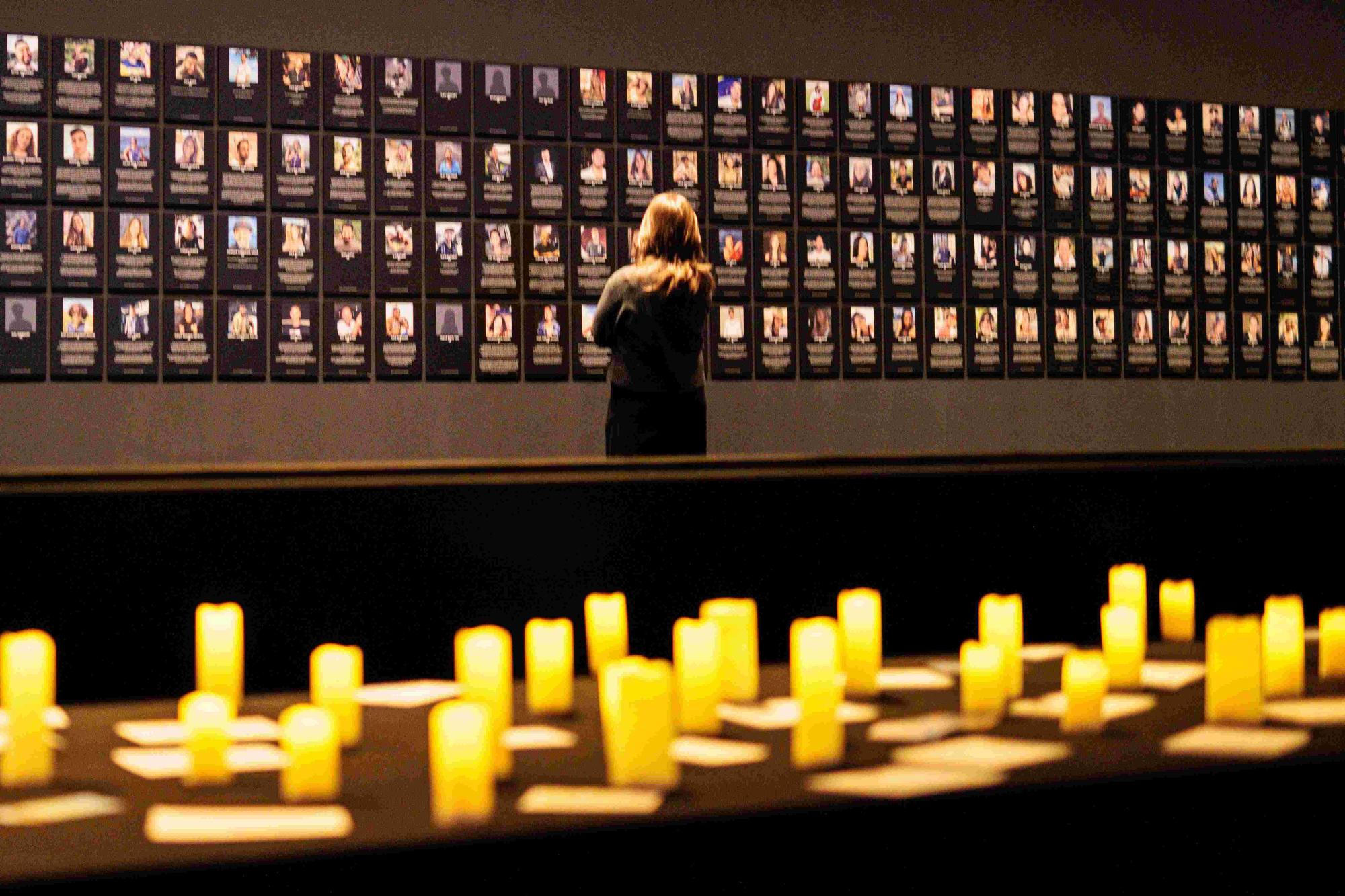 Eine Wand mit Bildern von Opfern des Terrorangriffs der Hamas auf das Musikfestival in Israel in der Ausstellung “Nova Music Festival Exhibition” im ehemaligen Flughafen Tempelhof.