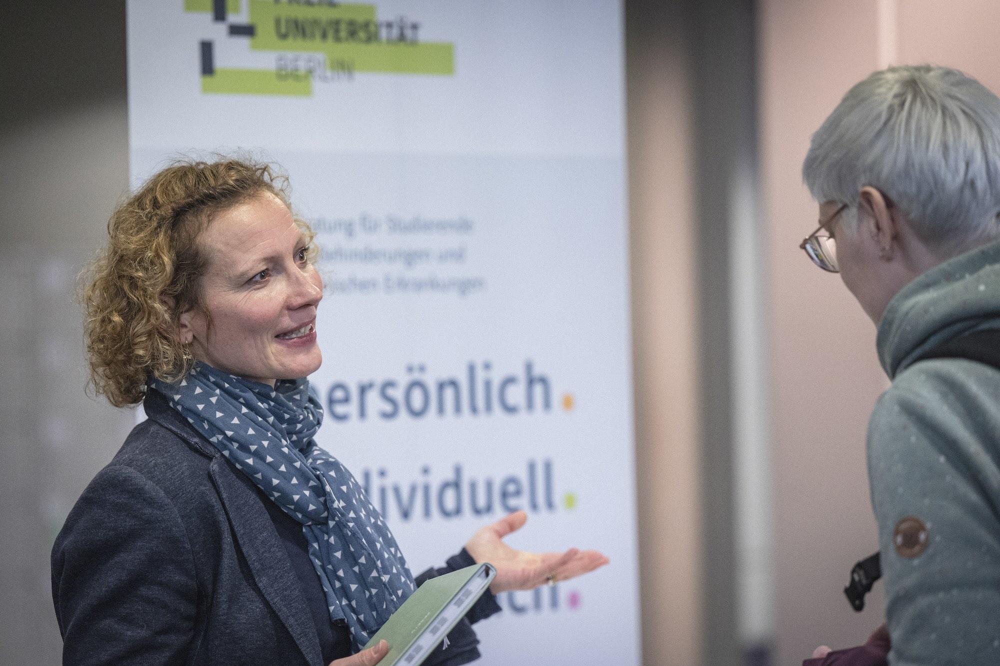 Mehrere Anlaufstellen stellten sich vor. Hier Katrin Fischer von der Beratungsstelle für Studierende mit Behinderungen und chronischen Erkrankungen im Gespräch.