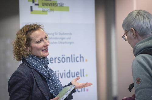 Mehrere Anlaufstellen stellten sich vor. Hier Katrin Fischer von der Beratungsstelle für Studierende mit Behinderungen und chronischen Erkrankungen im Gespräch.