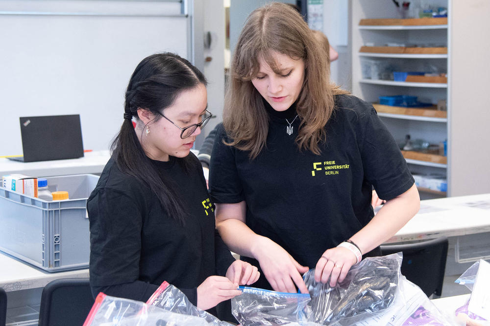 Die Chemie-Botschafterinnen Mai Thu Pham (links) und Antonia Gorbulina bereiten sich auf die Experimente mit Schüler*innen des Max-Planck-Gymnasiums vor.