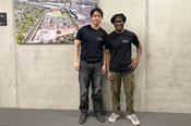 Duc Nguyen Truong (links) und Aaron Nginamau berichteten an der Clay-Schule ausführlich von ihrem Studienalltag.