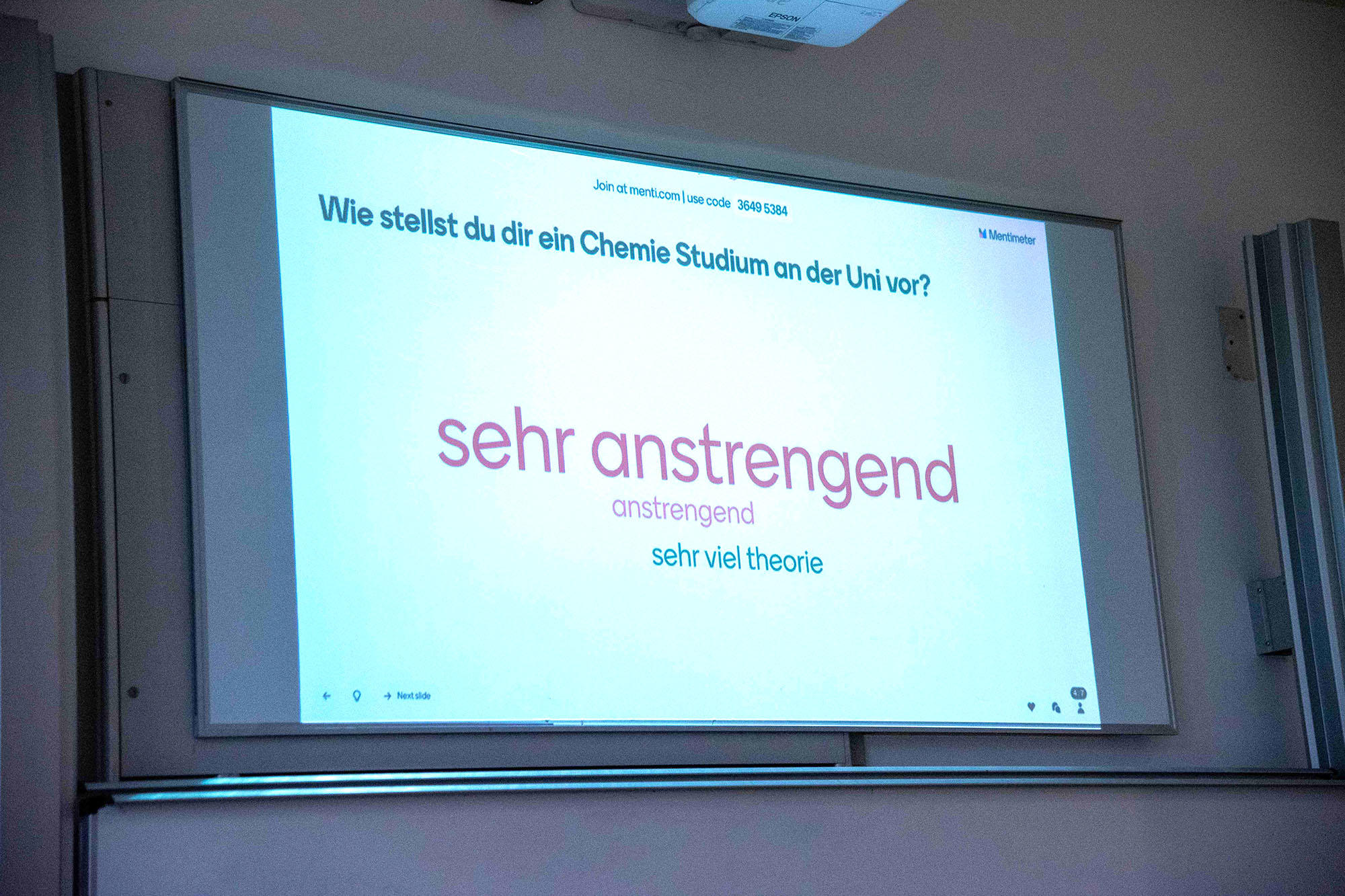 Eine Blitzumfrage unter den Schüler*innen brachte einige Vorurteile über das Chemiestudium ans Licht.
