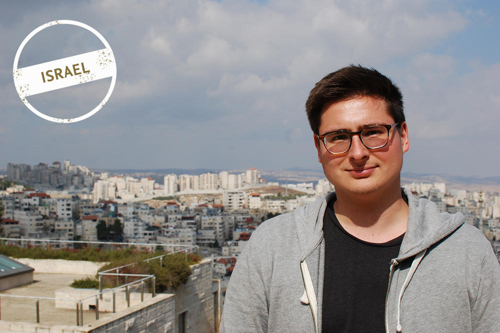 Julian Jestadt auf einem Aussichtspunkt in der Nähe der Rothberg International School auf dem Mount Scopus. Links im Hintergrund ist die Mauer zu sehen, die das Westjordanland von Israel trennt.