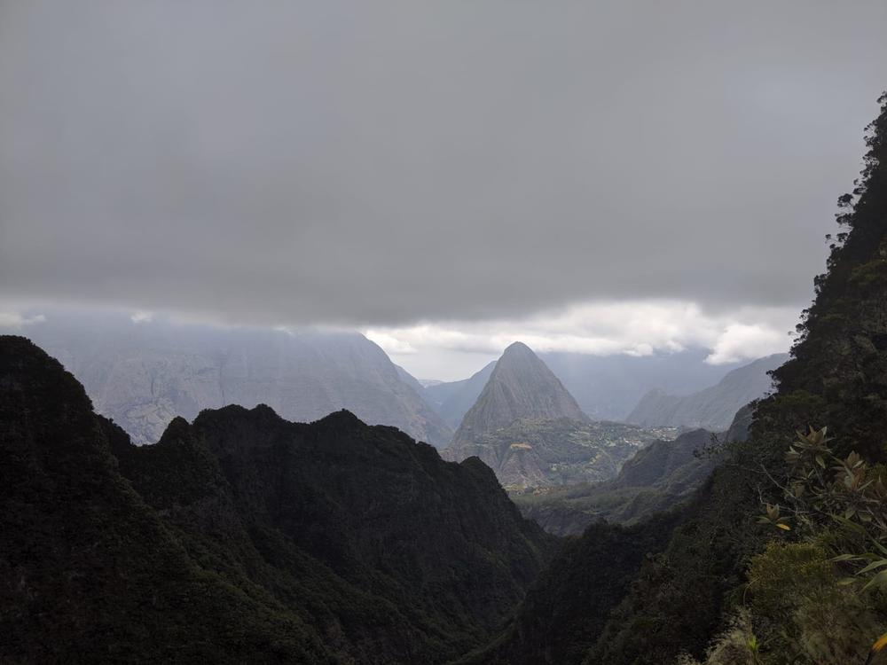 Im Talkessel Cirque de Mafate gibt es keine Straßen – er ist nur zu Fuß oder per Helikopter erreichbar. Auch die Versorgung der Bevölkerung geschieht aus der Luft.