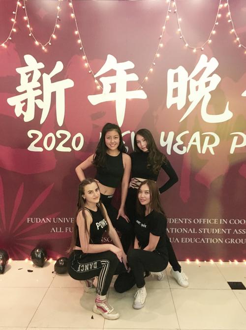 Vivi Feng bei einem Auftritt ihrer Tanzgruppe.