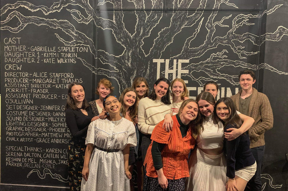 Cast und Crew von „The Bleeding Tree”. Bühnenbildnerin Jennifer Gaschler ist auf dem Bild die Fünfte von links.