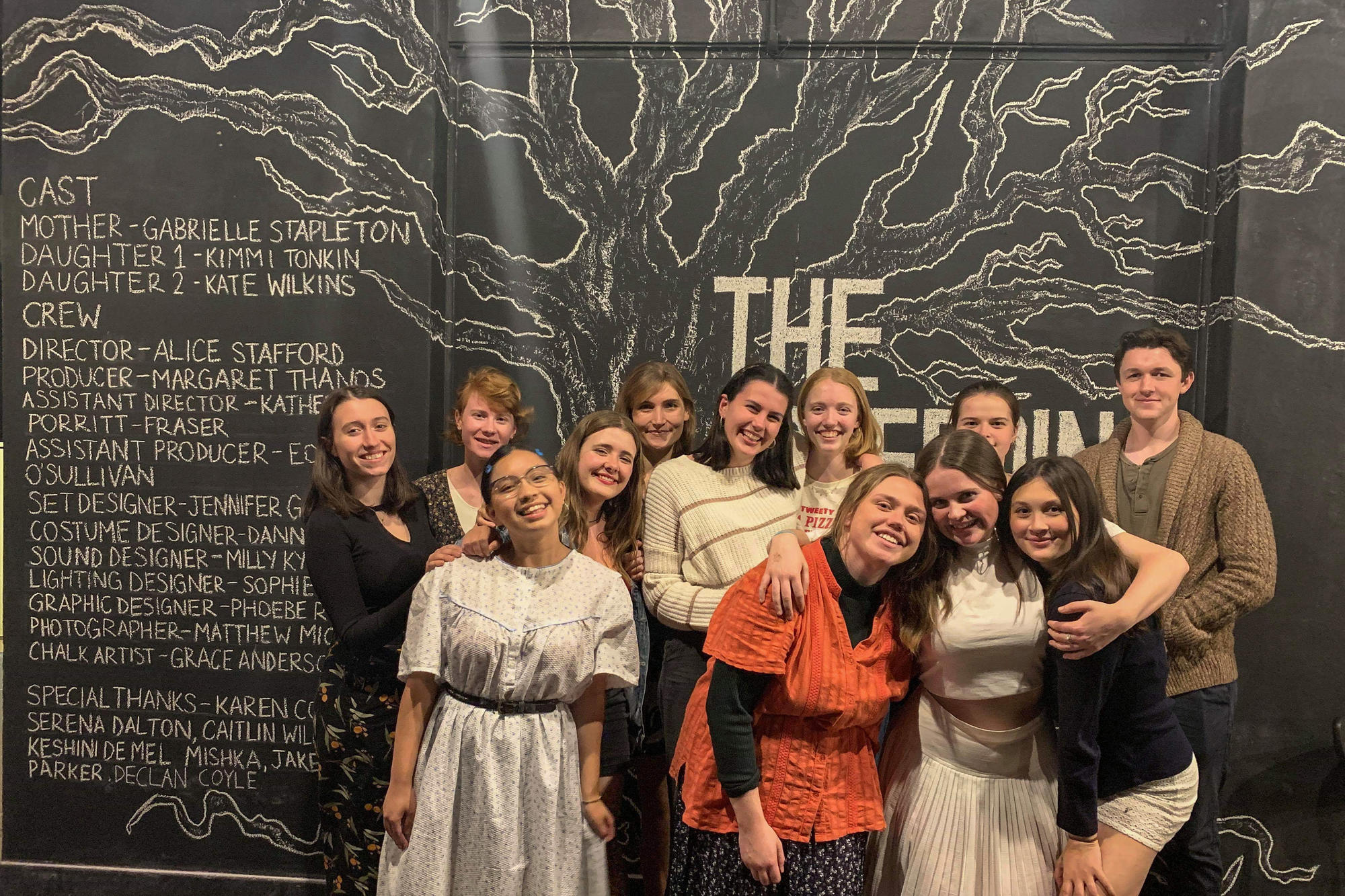 Cast und Crew von „The Bleeding Tree”. Bühnenbildnerin Jennifer Gaschler ist auf dem Bild die Fünfte von links.