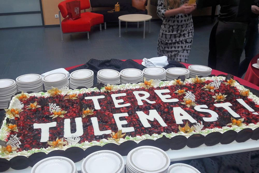 Herzlich Willkommen stand in großen Schokoladenbuchstaben auf der Torte, mit der die Studierenden begrüßt wurden.