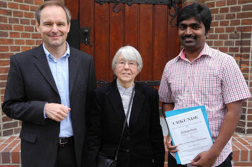 Die Stifterin Gisela Krolow mit dem Preisträger des Krolow-Preises 2013, Eswarayya Ramireddy (rechts), und Professor Thomas Schmülling, Leiter der Abteilung Angewandte Genetik am Institut für Biologie.