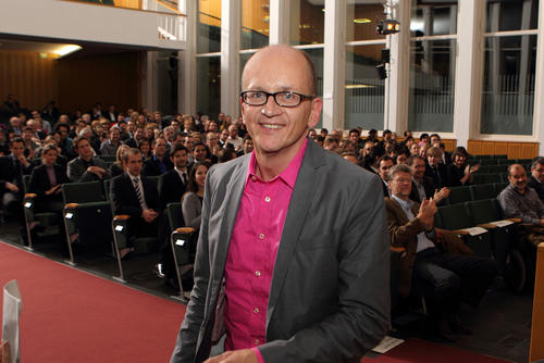 Seine Seminare möchte der Ökonom möglichst interaktiv gestalten. Mit Erfolg: Bereits dreimal wurde Thomas Mellewigt mit dem Lehrpreis seines Fachbereichs für die beste Lehrveranstaltung ausgezeichnet, wie hier im Jahr 2011.