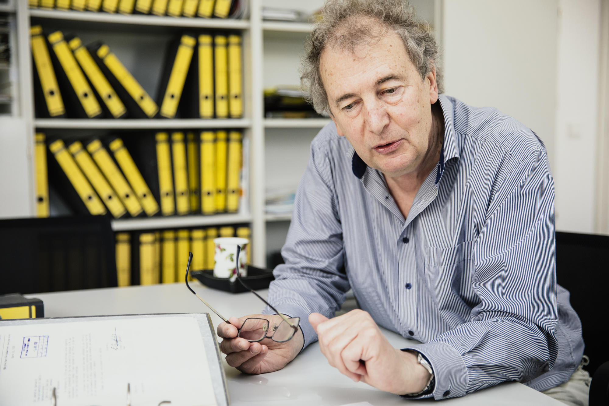 Drei Wandregalmeter gelbe Ordner, ein Ordner pro Partneruniversität. Ende September verlässt Günter Schepker mit seinem Wissen die Freie Universität.
