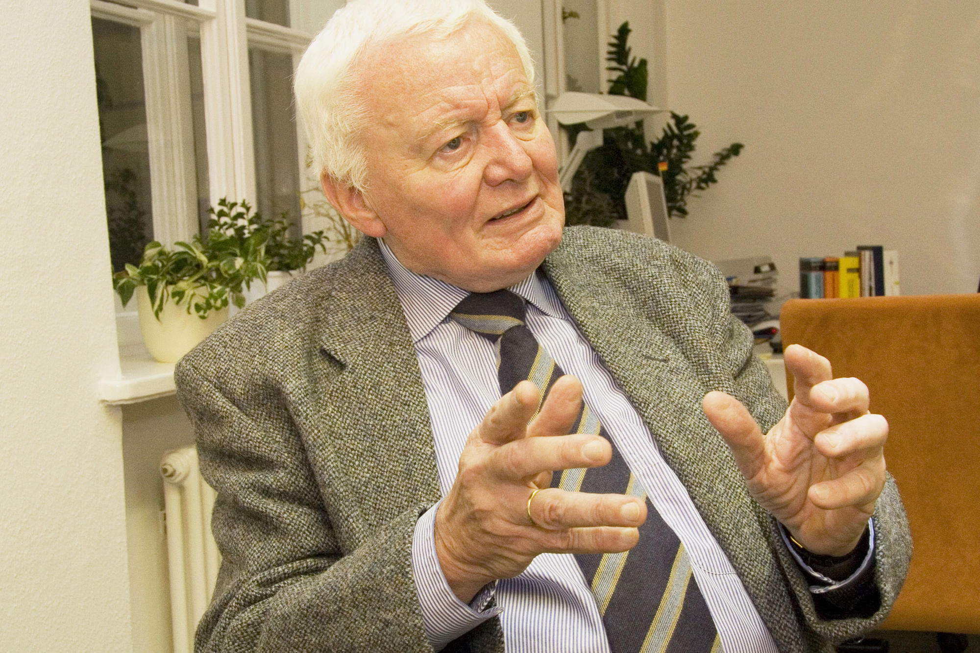 Arnulf Baring (1932-2019). Das Foto zeigt den Historiker im Herbst 2008 bei einem Gespräch mit seinem Kollegen Paul Nolte vom Friedrich-Meinecke-Institut und dem Politikwissenschaftler Jochen Staadt vom Forschungsverbund SED-Staat.