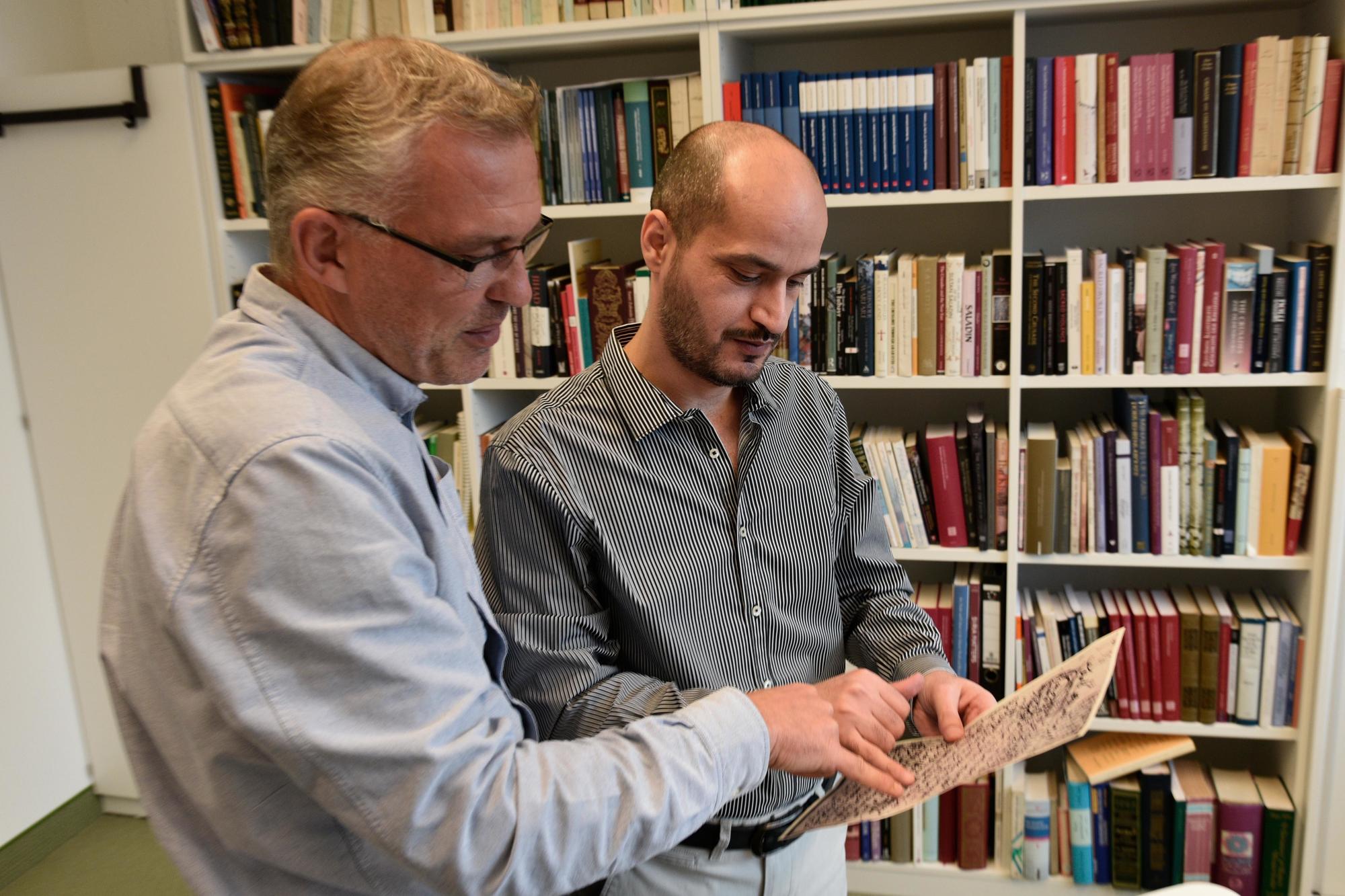 Gehören zu den wenigen Wissenschaftlern weltweit, die zu der Nutzung von Bibliotheken im mittelalterlichen Syrien forschen: Said Aljoumani (r.) und Konrad Hirschler (l.).