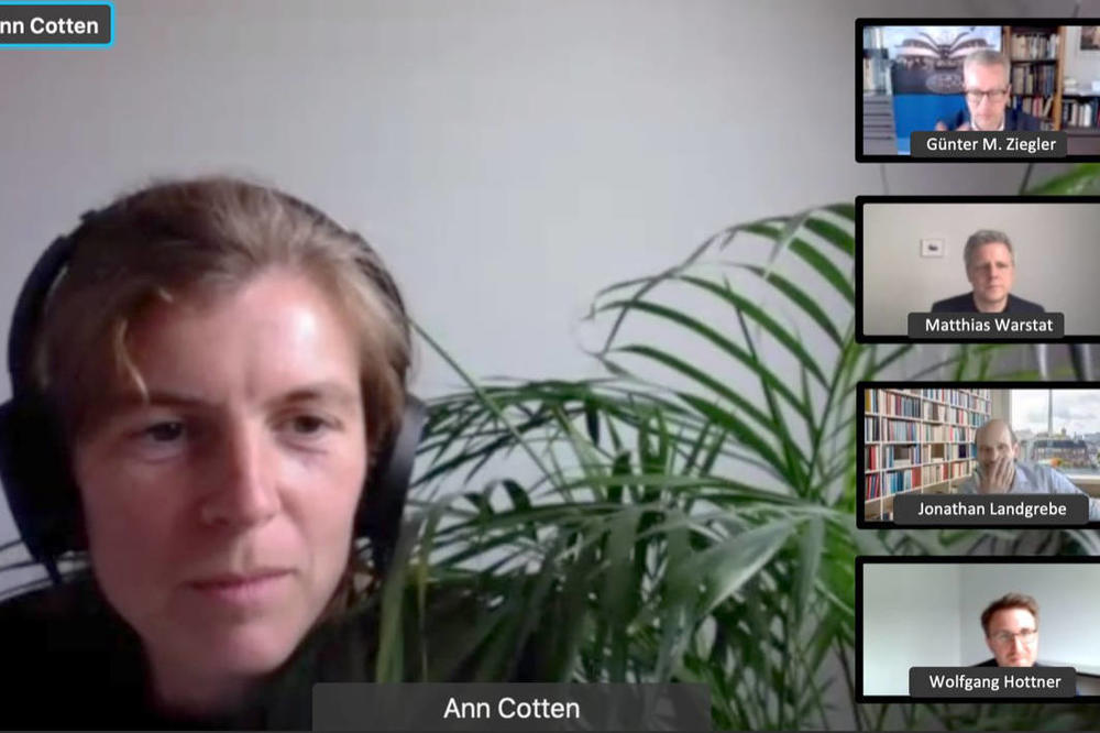 Ann Cotten während der Siegfried Unseld Vorlesung am 9. Juni 2021. Rechts auf dem Screenshot: Universitätspräsident Prof. Ziegler, DHC-Sprecher und -Vorstand Prof. Warstat, Verleger J. Landgrebe und Literaturwissenschaftler W. Hottner.